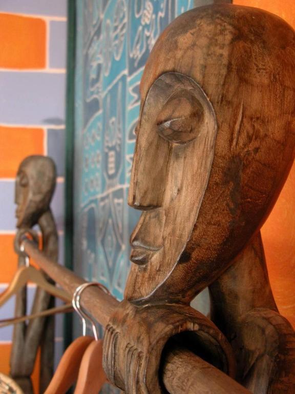 Global Village Travellers Lodge Greymouth Δωμάτιο φωτογραφία African masks