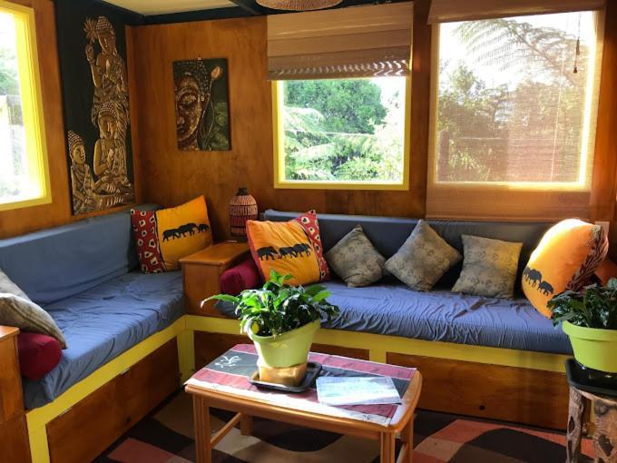 Global Village Travellers Lodge Greymouth Εξωτερικό φωτογραφία Interior of the Treehouse