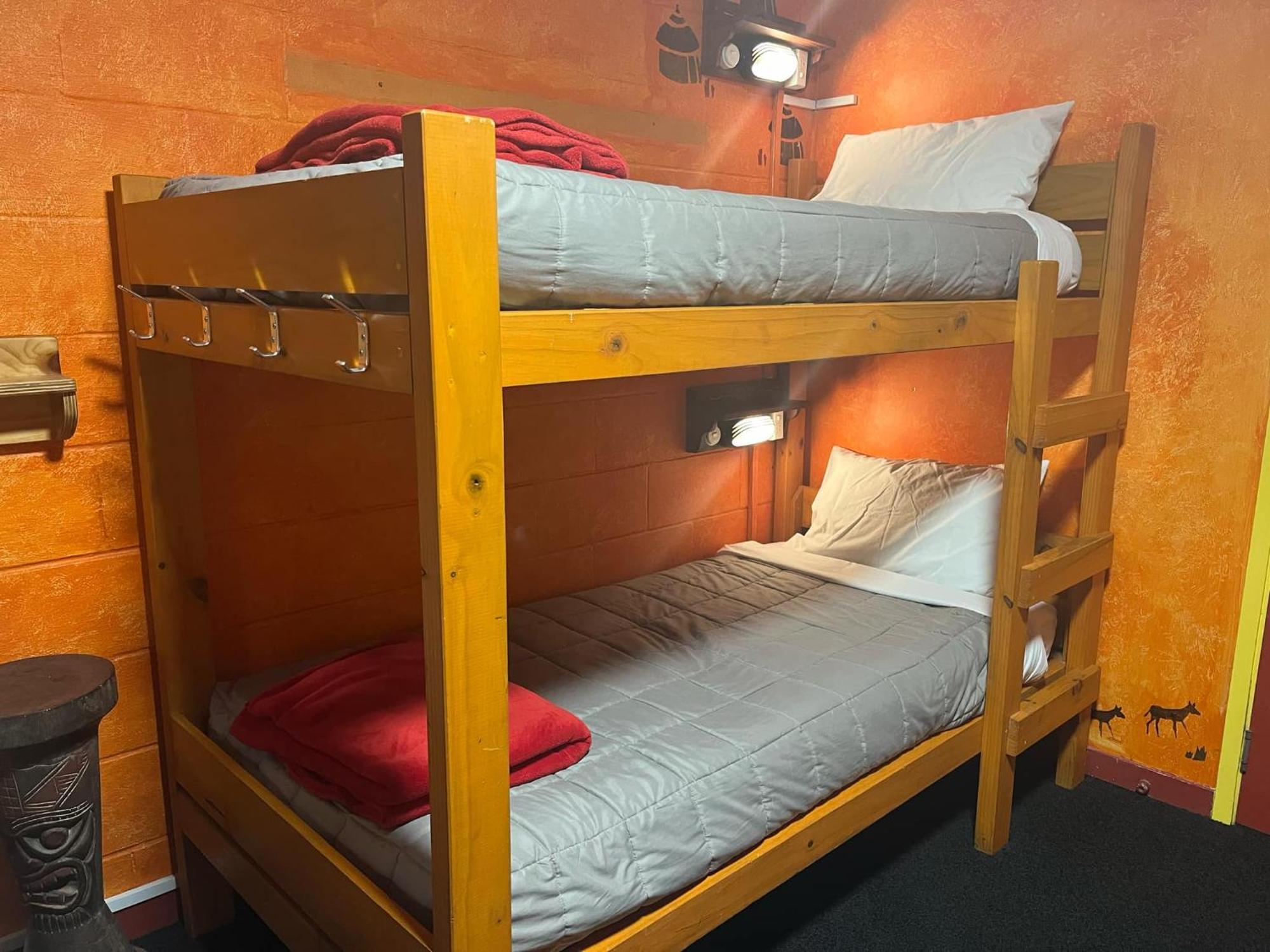 Global Village Travellers Lodge Greymouth Εξωτερικό φωτογραφία A bunk bed