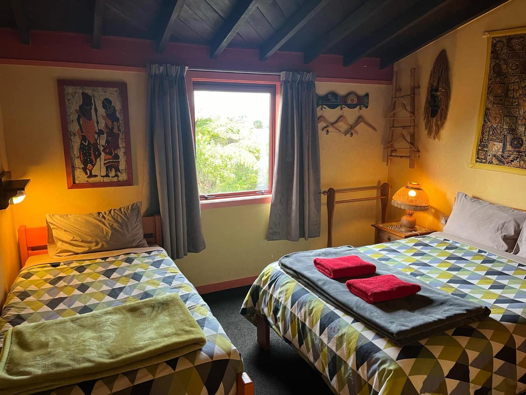 Global Village Travellers Lodge Greymouth Εξωτερικό φωτογραφία A room at the hostel