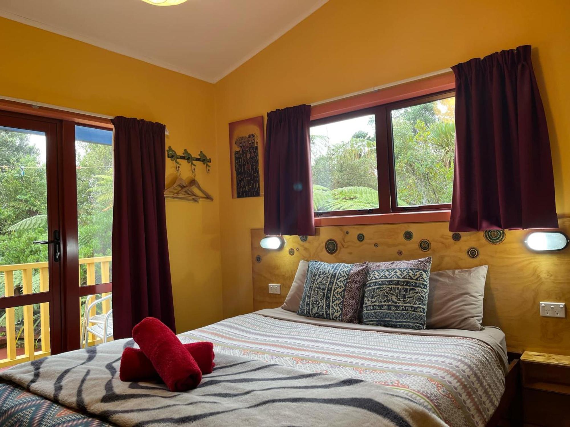 Global Village Travellers Lodge Greymouth Εξωτερικό φωτογραφία A bedroom at the lodge