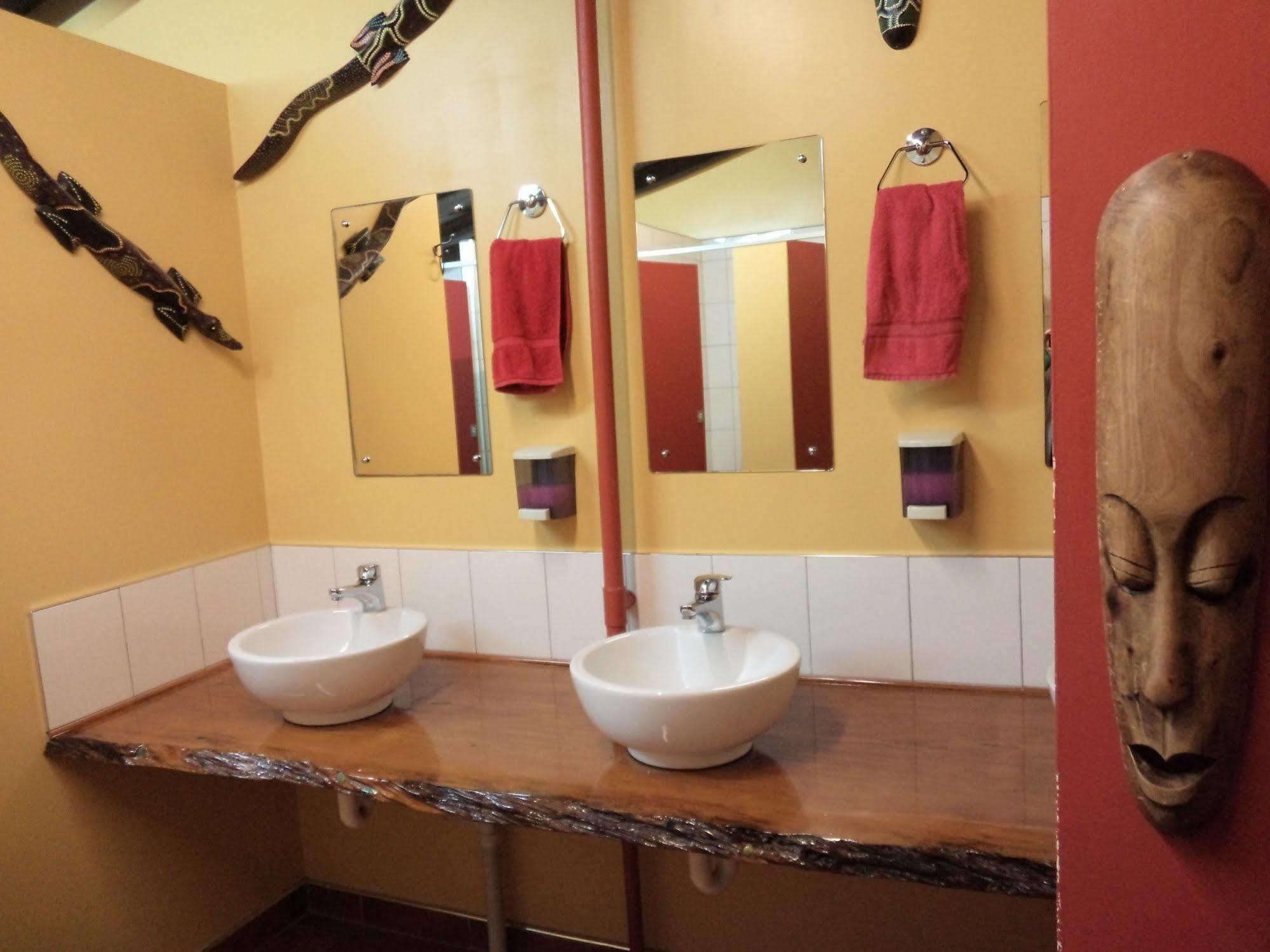 Global Village Travellers Lodge Greymouth Εξωτερικό φωτογραφία Bathroom at the hotel
