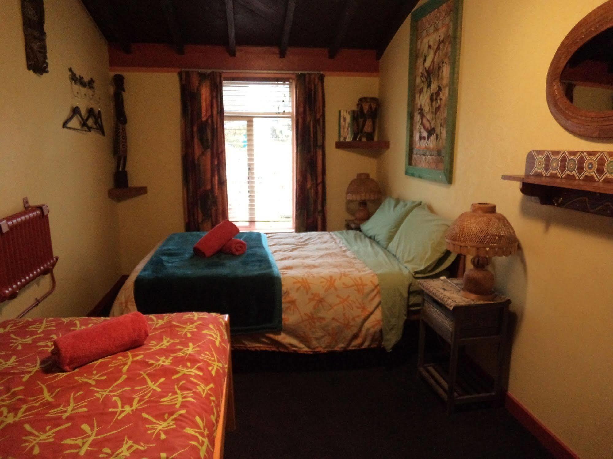 Global Village Travellers Lodge Greymouth Εξωτερικό φωτογραφία A bedroom at the hotel