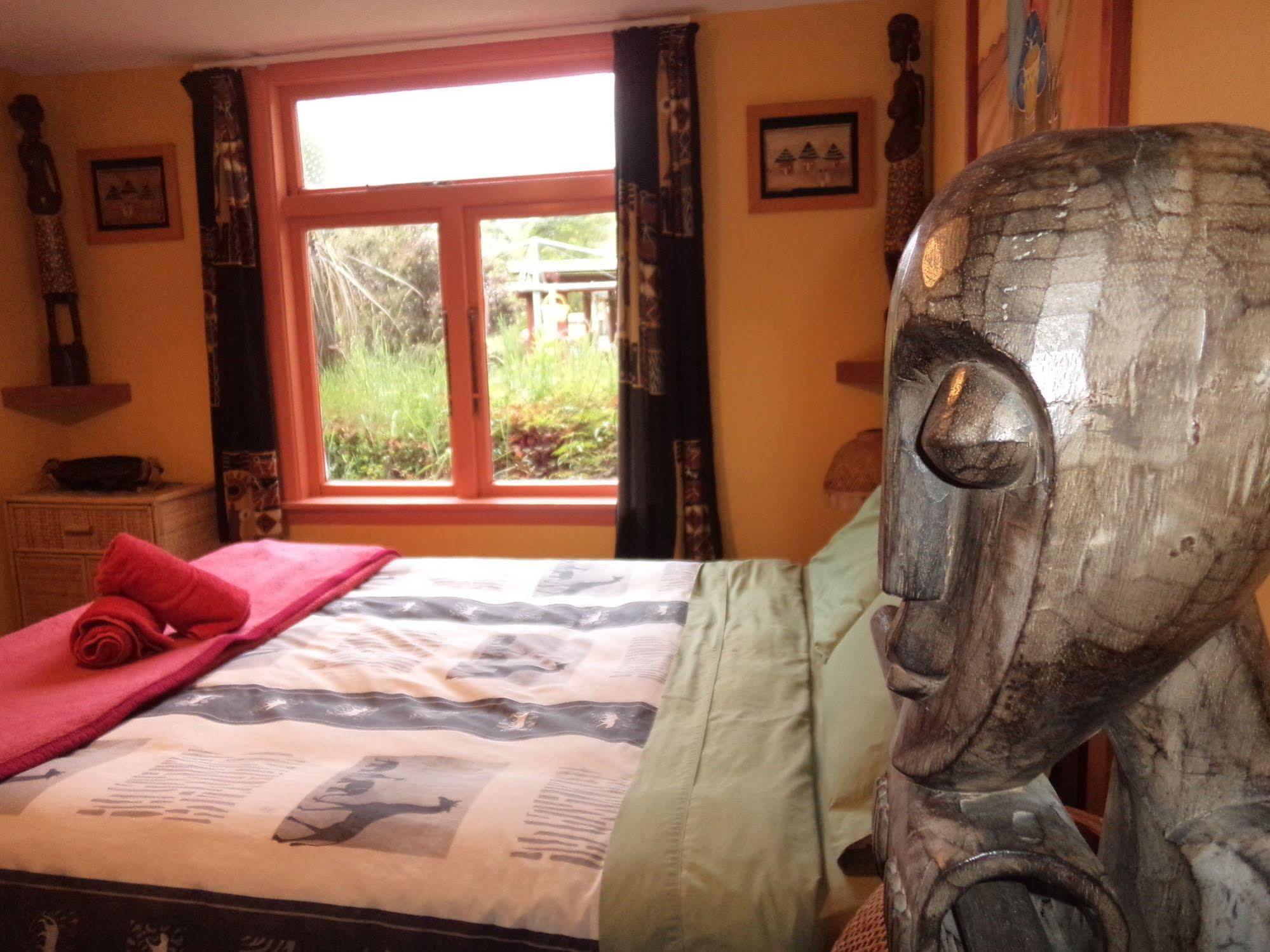 Global Village Travellers Lodge Greymouth Εξωτερικό φωτογραφία The bedroom at the Treehouse