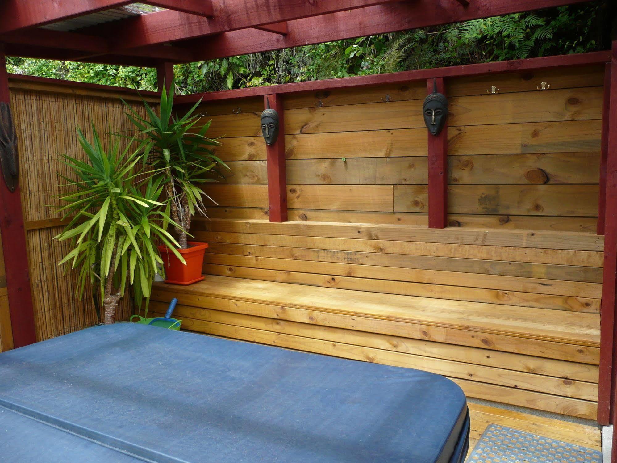 Global Village Travellers Lodge Greymouth Εξωτερικό φωτογραφία A hot tub